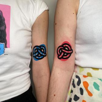 Tatuaje de pretzel entre hermanas realizado por Mambo Tattoo Shop tatuaje realizado por Mambo Tattoo Shop