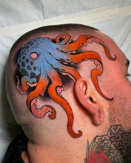 Tatuaje de pulpo en la cabeza realizado por Doom Tattoo tatuaje realizado por Doom tattoo
