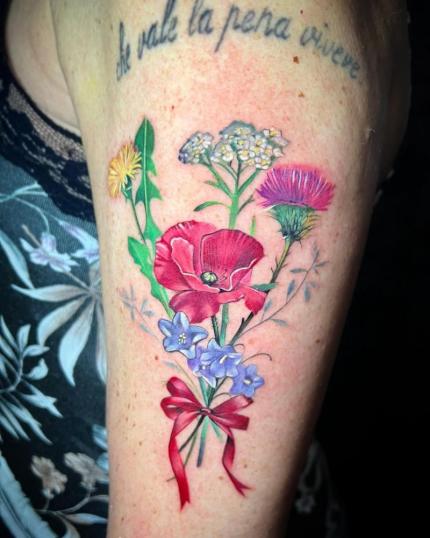 Tatuaje de ramo de flores realizado por Greta la tattooeria tatuaje realizado por Greta la tattooeria