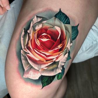 Tatuaje de rosa blanca en la pierna realizado por TJ Schunemann tatuaje realizado por TJ Schunemann