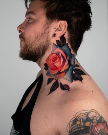 Tatuaje de rosa en el cuello realizado por Deanna Jame tatuaje realizado por Deanna Jame