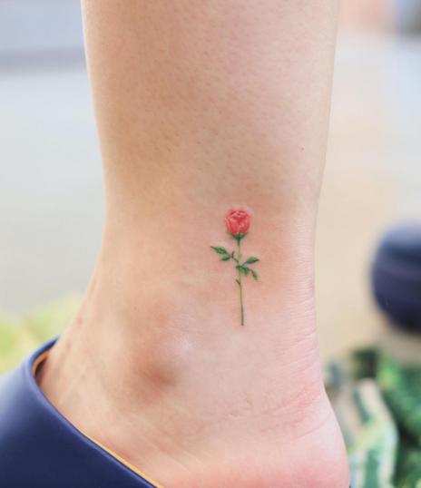 Mini tatuaje de rosa en el tobillo realizado por Ovenlee tatuaje realizado por Ovenlee