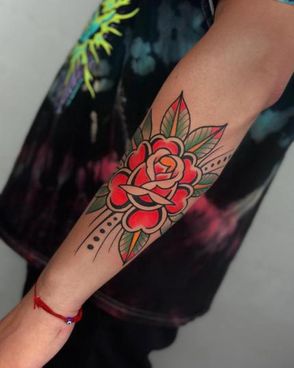 Tatuaje tradicional de rosa realizado por Alejo Gmz tatuaje realizado por Alejo Gmz