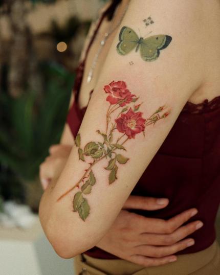 Tatuaje de rosas en el brazo realizado por Eunmi Song tatuaje realizado por Eunmi Song