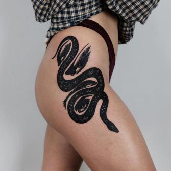 Tatuaje de serpiente y ojos en el muslo realizado por The Wolf Rosario tatuaje realizado por The Wolf Rosario
