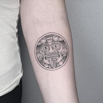 Tatuaje de Sol azteca Blackwork realizado por  Rolando Castillejos tatuaje realizado por Rolando Castillejos