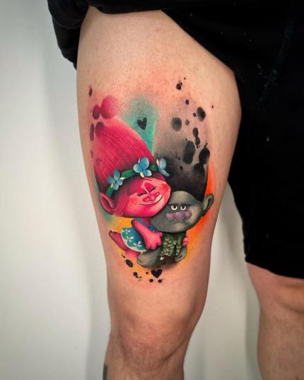 Tatuaje de Poppy Trolls en la pierna realizado por Marta Pari tatuaje realizado por Marta Pari
