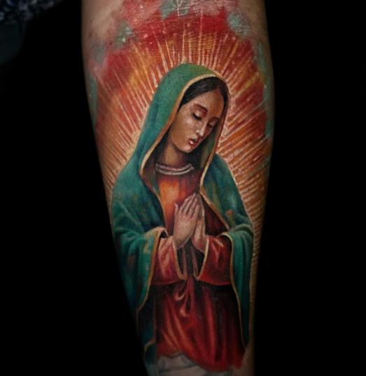 Tatuaje de la virgen maría en el antebrazo realizado por Jonathan Betancourt tatuaje realizado por Jonathan Betancourt