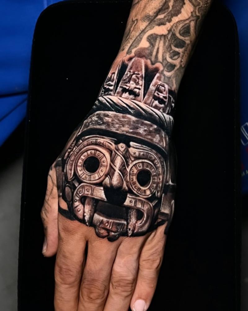 Tatuaje de Tláloc en la mano realizado por Suriel Robles  tatuaje realizado por Suriel Robles