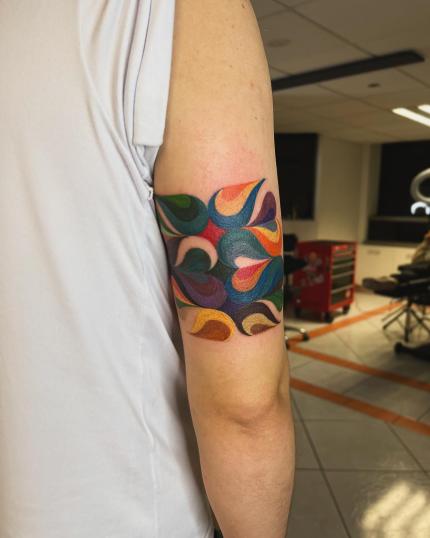 Tatuaje ilustrativo de colores en el brazo realizado por eleye  tatuaje realizado por eleye 