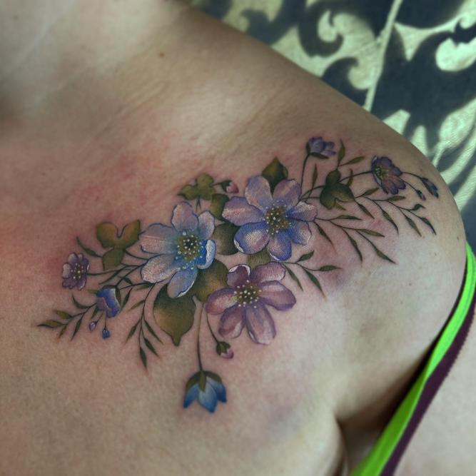 Tatuaje de flores en el hombro realizado por Xenia tatuaje realizado por Xenia