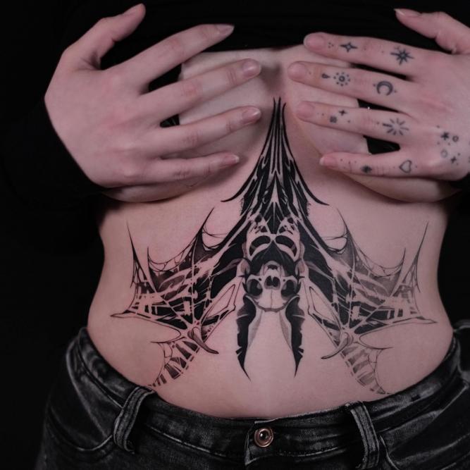 Tatuaje de murciélago en el abdomen realizado por Xenia tatuaje realizado por Xenia