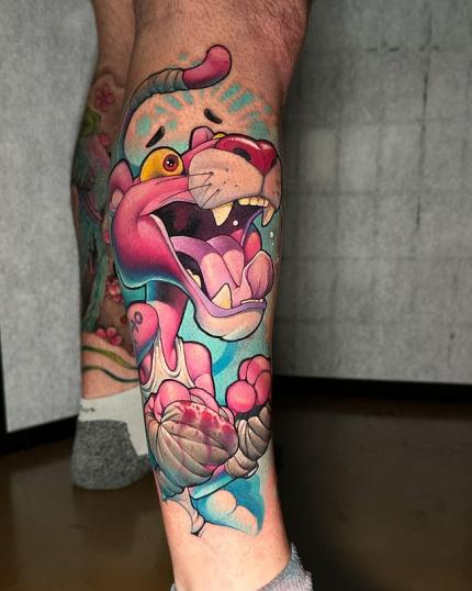 Tatuaje de la pantera rosa en la pantorrilla realizado por Victor Chil tatuaje realizado por Victor Chil