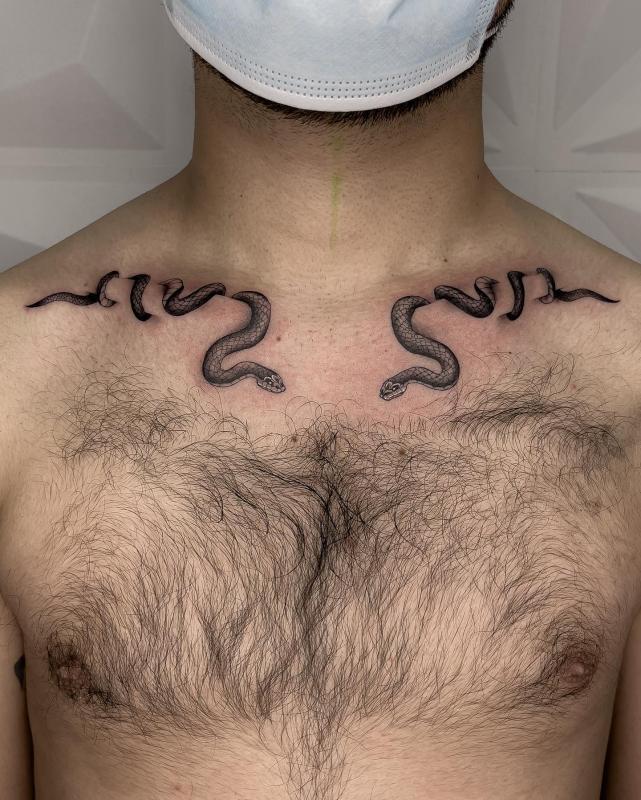 Tatuajes de serpientes en la clavícula realizado por Mario Koi Salguero tatuaje realizado por Mario Koi Salguero