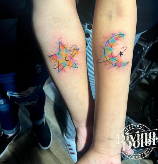 Tatuaje entre amigas de Luna y estrella realizado por Jazz Tattoos tatuaje realizado por Jazz Tattoos