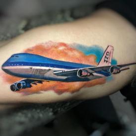 Tatuaje de avión en el brazo realizado por Anthony Bennettink tatuaje realizado por Anthony Bennettink