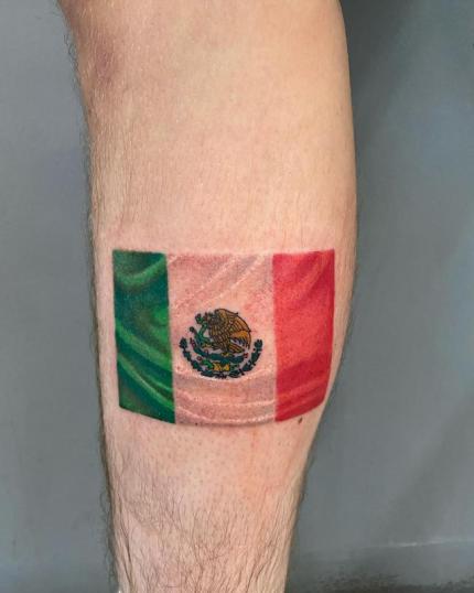 Tatuaje de la bandera de México realizado por Om Zu Art tatuaje realizado por Om Zu Art
