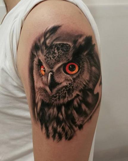 Tatuaje de búho en realismo realizado por margera tatuaje realizado por margera