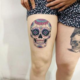 Tatuaje de calaverita en la pierna realizado por Sam Guerrero tatuaje realizado por Sam Guerrero