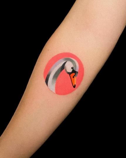 Tatuaje de cisne en el antebrazo realizado por Ferfy tatuaje realizado por Ferfy