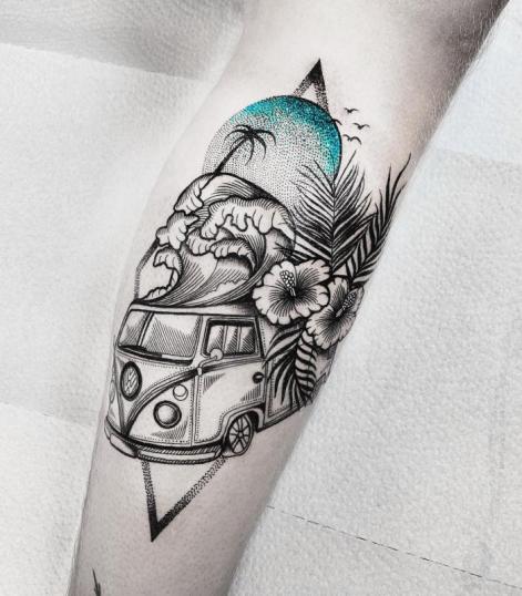 Tatuaje de combi antigua en la playa realizado por Jessica Svartvit tatuaje realizado por Jessica Svartvit