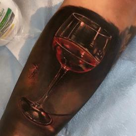 Tatuaje de copa de vino realizado por Brigitta Backside tatuaje realizado por Brigitta Backside