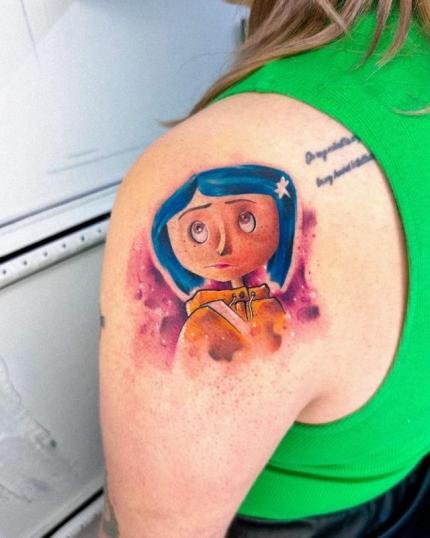 Tatuaje de Coraline realizado en el hombro por Rose tatuaje realizado por Rose
