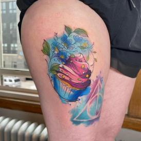 Tatuaje de cupcake y flores en acuarela realizado por Xenia  tatuaje realizado por Xenia