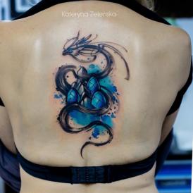 Tatuaje de dragón en la espalda acuarelas realizado por Kateryna Zelenska tatuaje realizado por Kateryna Zelenska