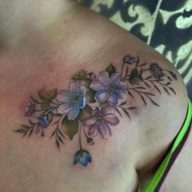 Tatuaje de flores en el hombro realizado por Xenia tatuaje realizado por Xenia