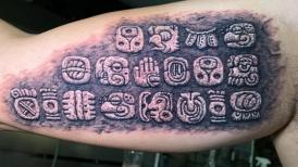 Tatuaje de glifos Mayas en el brazo realizados por Cali Cetina tatuaje realizado por Cali Cetina