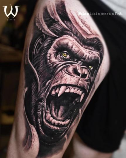 Tatuaje de gorila en la pierna realizado por Dani Cisneros tatuaje realizado por Dani Cisneros