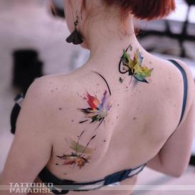 Tatuaje de hojas de maple en la espalda realizado por Aleksandra Katsan tatuaje realizado por Aleksandra Katsan