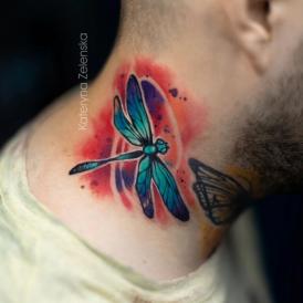 Tatuaje de libélula en el cuello realizado por Kateryna Zelenska tatuaje realizado por Kateryna Zelenska