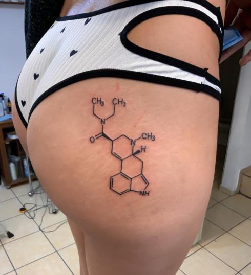 Tatuaje de LSD molécula en el glúteo realizado por Buzzanka tatto tatuaje realizado por Buzzanka tatto