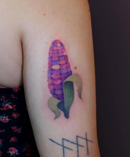 Tatuaje de Maíz, elote en el brazo realizado por Ces Páramo tatuaje realizado por Ces Páramo