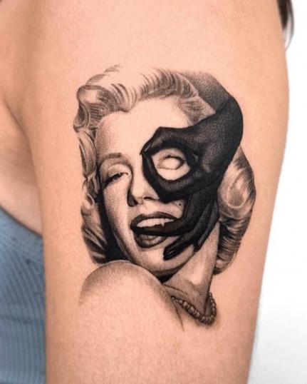 Tatuaje de Marilyn Monroe surrealista realizado por SARU tatuaje realizado por SARU