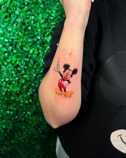 Tatuaje de Mickey Mouse en el antebrazo realizado por ROSE tatuaje realizado por ROSE