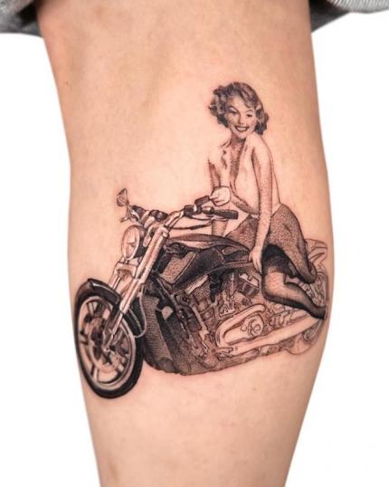 Tatuaje de mujer en moto realizado por SARU tatuaje realizado por SARU