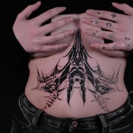 Tatuaje de murciélago en el abdomen realizado por Xenia tatuaje realizado por Xenia