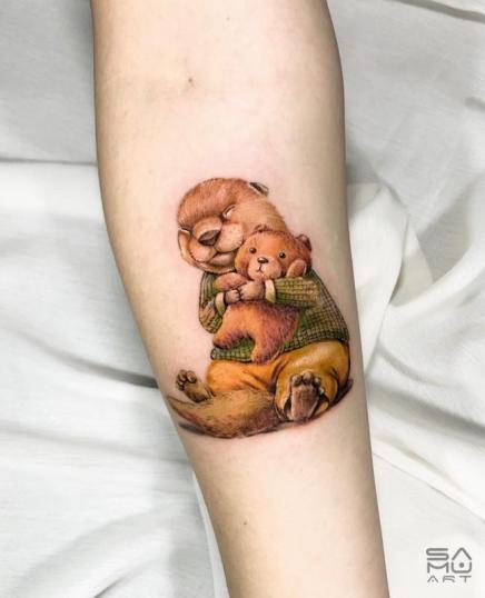 Tatuaje de nutria en el antebrazo realizado por Samu Moreno tatuaje realizado por Samu Moreno