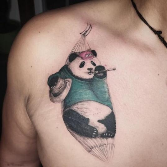 Tatuaje de Oso panda en el pecho realizado por Rodrigo Lamuniere tatuaje realizado por Rodrigo Lamuniere