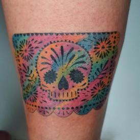 Tatuaje de papel picado de calaverita realizado por Magdala tatuaje realizado por Magdala
