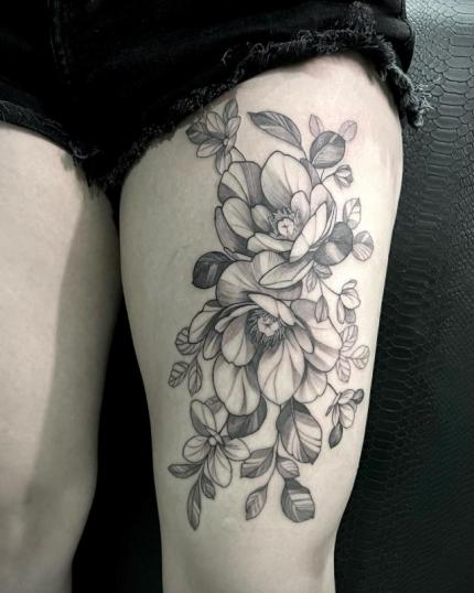 Tatuaje de Peonías en la pierna realizado por Robin Ink tatuaje realizado por Robin Ink
