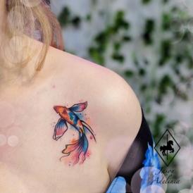 Tatuaje de pez en el hombro realizado por Jason Adelinia tatuaje realizado por Jason Adelinia