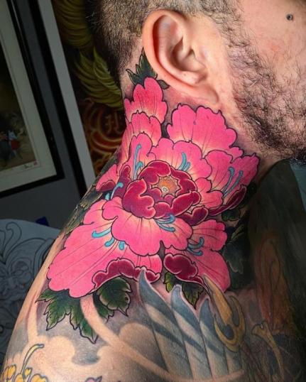 Tatuaje de Peonía en el cuello realizado por Victor Chil tatuaje realizado por Victor Chil