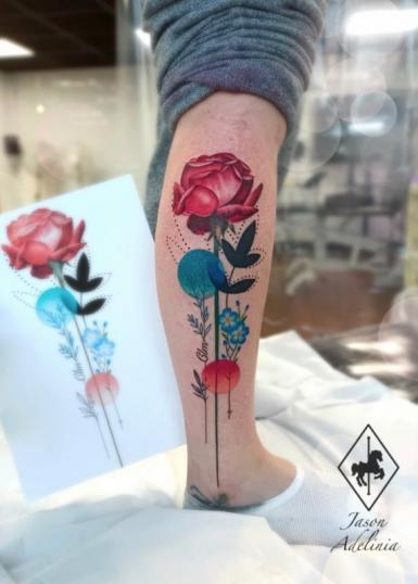 Tatuaje de rosa en la pantorrilla realizado por Jason Adelinia tatuaje realizado por Jason Adelinia
