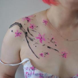 Tatuaje de Sakura en el hombro y pecho realizado por Aleksandra Katsan tatuaje realizado por Aleksandra Katsan