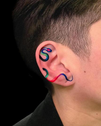 Tatuaje de serpiente en la oreja realizado por Ferfy tatuaje realizado por Ferfy