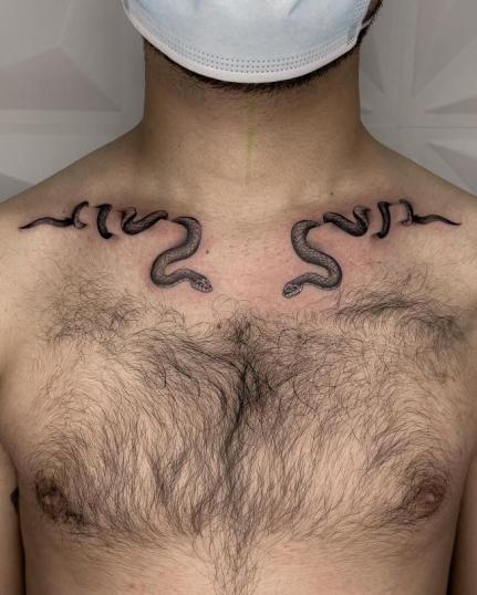 Tatuajes de serpientes en la clavícula realizado por Mario Koi Salguero tatuaje realizado por Mario Koi Salguero